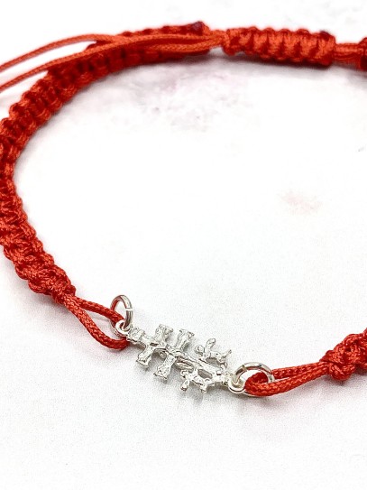 Red Caravaca Cross bracelet made of macramé and silver