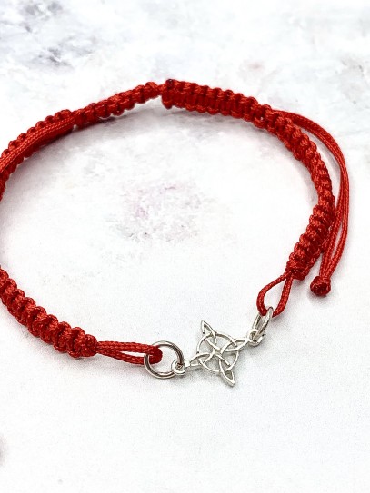 Pulsera roja de Nudo de Bruja de macramé y plata