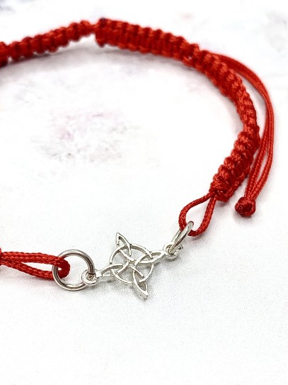 Pulsera roja de Nudo de Bruja de macramé y plata