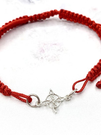 Pulsera roja de Nudo de Bruja de macramé y plata
