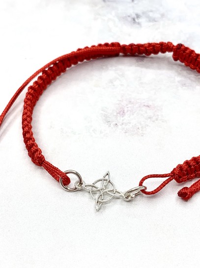 Pulsera roja de Nudo de Bruja de macramé y plata