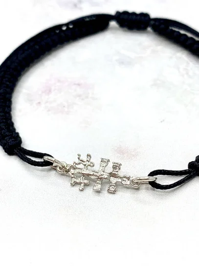 Pulsera de Cruz de Caravaca de macramé y plata