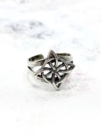 Anillo 'Angus' de Nudo Brujas y plata envejecida