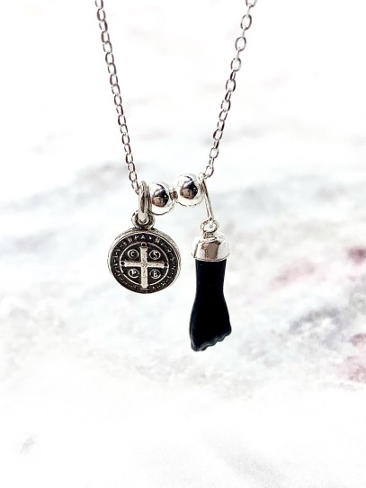 Collar doble protección de plata: Medalla de San Benito y puño de la figa