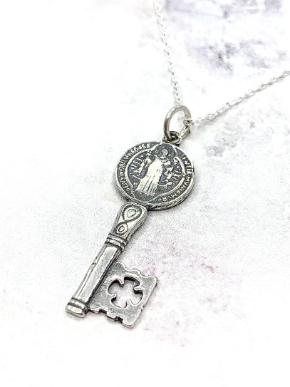 Collar Llave de Medalla de San Benito de plata