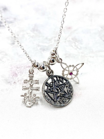 Collar triple protección de plata: Nudo de Bruja, Cruz de Caravaca y Tetragramatón