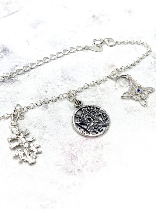 Pulsera triple protección de plata: Nudo de Bruja, Cruz de Caravaca y Tetragramatón