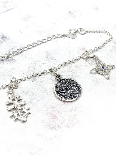 Pulsera triple protección de plata: Nudo de Bruja, Cruz de Caravaca y Tetragramatón