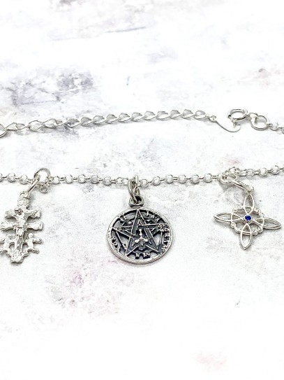 Pulsera triple protección de plata: Nudo de Bruja, Cruz de Caravaca y Tetragramatón