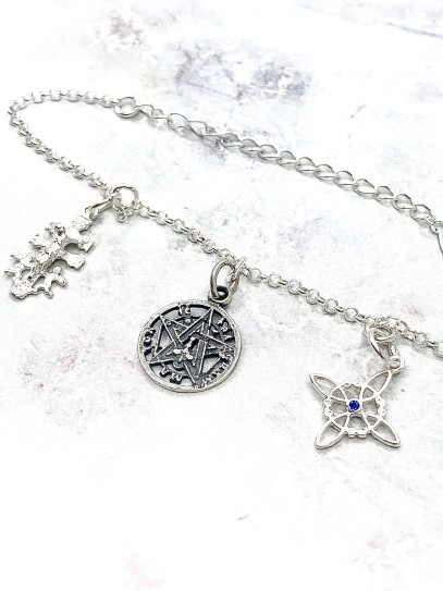Pulsera triple protección de plata: Nudo de Bruja, Cruz de Caravaca y Tetragramatón