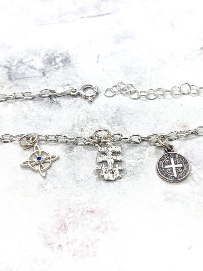 Triple protection silver anklet: Witch's Knot, Caravaca Cross and Medal of Saint Benedict