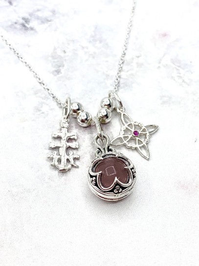 Collar triple protección de plata: Gotland Cuarzo rosa mini, Nudo de Bruja y Cruz de Caravaca