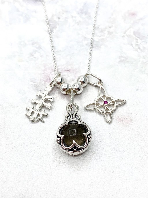Collar triple protección de plata: Gotland Cuarzo ahumado mini, Nudo de Bruja y Cruz de Caravaca