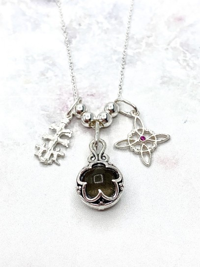Collar triple protección de plata: Gotland Cuarzo ahumado mini, Nudo de Bruja y Cruz de Caravaca