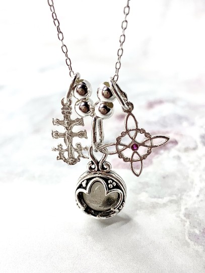 Collar triple protección de plata: Gotland Cuarzo ahumado mini, Nudo de Bruja y Cruz de Caravaca
