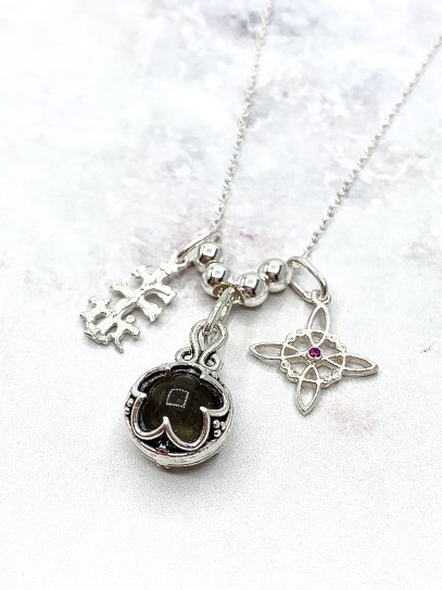 Collar triple protección de plata: Gotland Cuarzo ahumado mini, Nudo de Bruja y Cruz de Caravaca