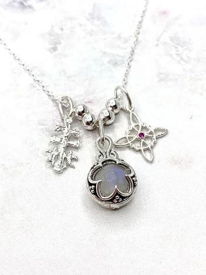 Collar triple protección de plata: Gotland Piedra luna mini, Nudo de Bruja y Cruz de Caravaca