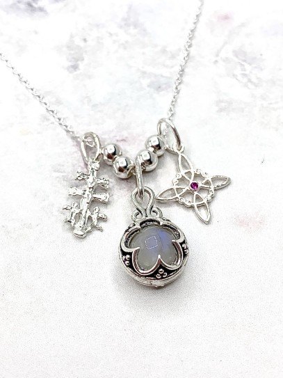 Collar triple protección de plata: Gotland Piedra luna mini, Nudo de Bruja y Cruz de Caravaca