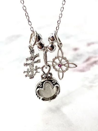 Collar triple protección de plata: Gotland Piedra luna mini, Nudo de Bruja y Cruz de Caravaca