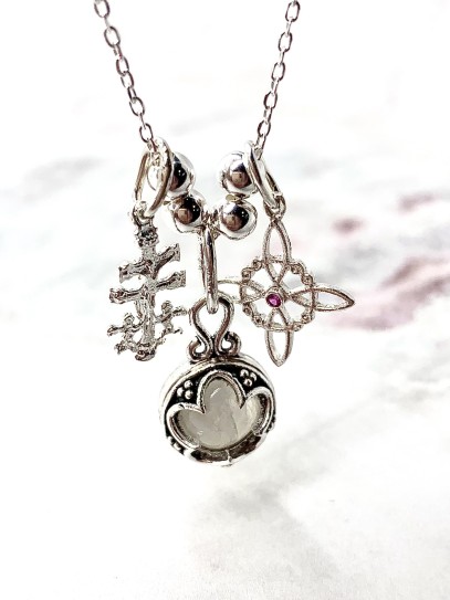 Collaret triple protecció de plata: Gotland Pedra lluna mini, Nus de Bruixa i Creu de Caravaca