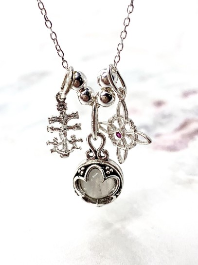 Collaret triple protecció de plata: Gotland Pedra lluna mini, Nus de Bruixa i Creu de Caravaca