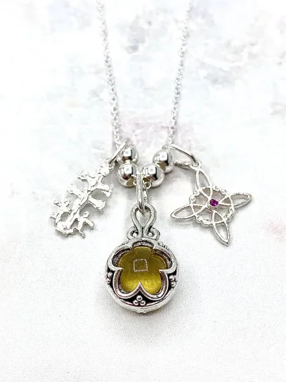 Collar triple protección de plata: Gotland Citrino mini, Nudo de Bruja y Cruz de Caravaca