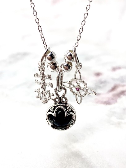 Collar triple protección de plata: Gotland Turmalina mini, Nudo de Bruja y Cruz de Caravaca