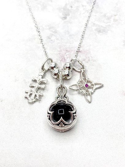 Collar triple protección de plata: Gotland Turmalina mini, Nudo de Bruja y Cruz de Caravaca