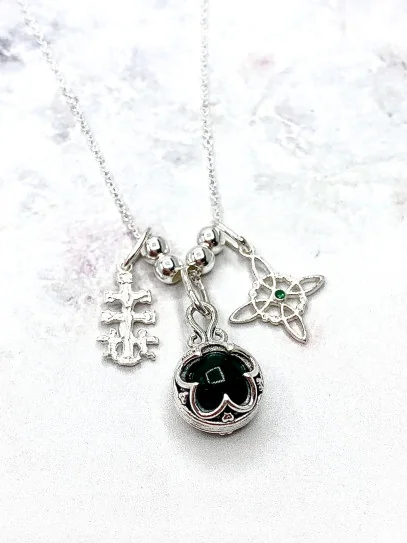 Collar triple protección de plata: Gotland Cuarzo verde mini, Nudo de Bruja y Cruz de Caravaca