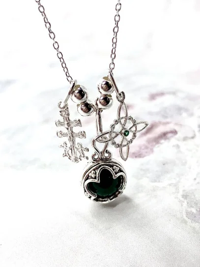 Collar triple protección de plata: Gotland Cuarzo verde mini, Nudo de Bruja y Cruz de Caravaca