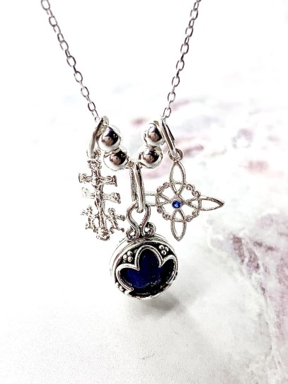 Collaret triple protecció de plata: Gotland Lapislàtzuli mini, Nus de Bruixa i Creu de Caravaca
