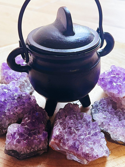 Caldero de bruja para tu altar de hierro