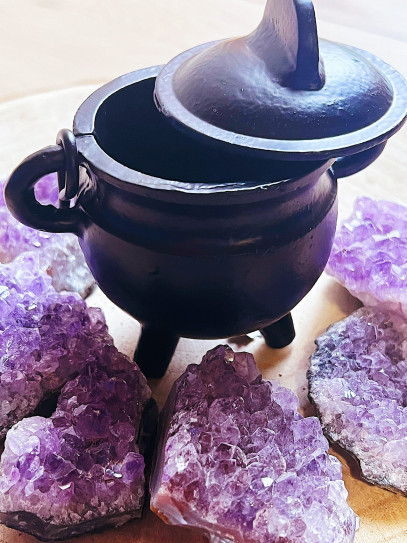 Caldero de bruja para tu altar de hierro