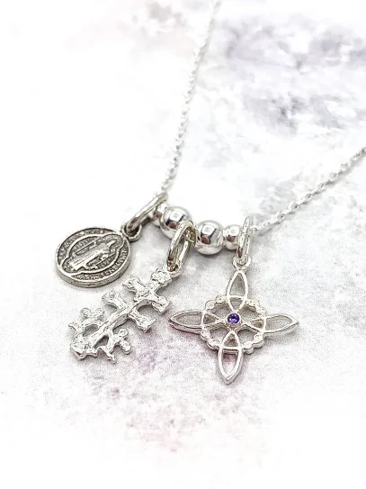 Collar triple protección de plata: Nudo de Bruja de Amatista, Cruz de Caravaca y Medalla de San Benito