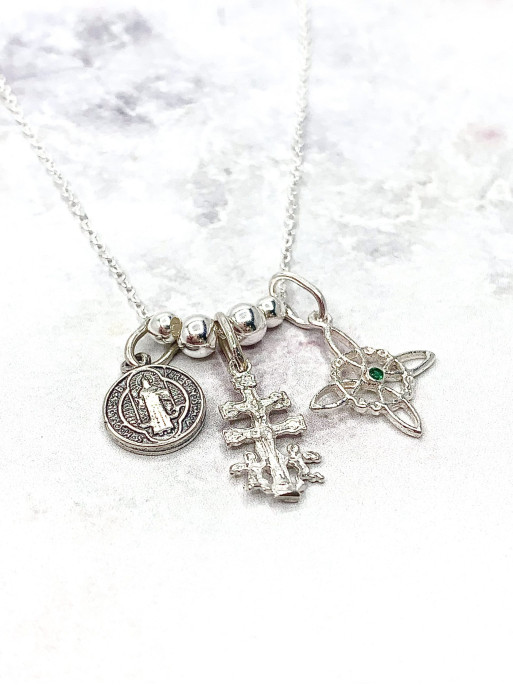 Collaret triple protecció de plata: Nus de Bruixa de Maragda, Creu de Caravaca i Medalla de Sant Benet