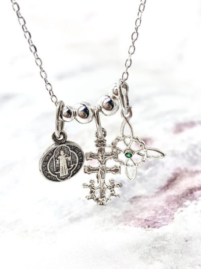 Collaret triple protecció de plata: Nus de Bruixa de Maragda, Creu de Caravaca i Medalla de Sant Benet
