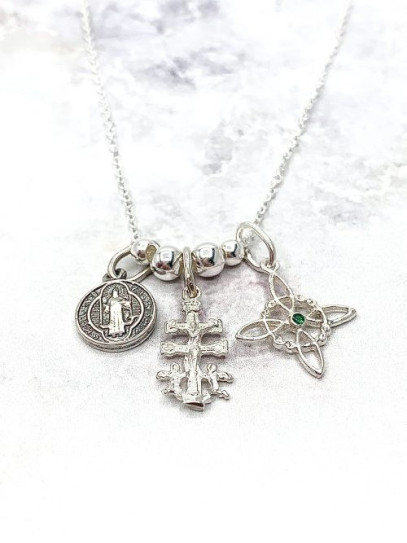 Collaret triple protecció de plata: Nus de Bruixa de Maragda, Creu de Caravaca i Medalla de Sant Benet