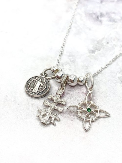 Collaret triple protecció de plata: Nus de Bruixa de Maragda, Creu de Caravaca i Medalla de Sant Benet