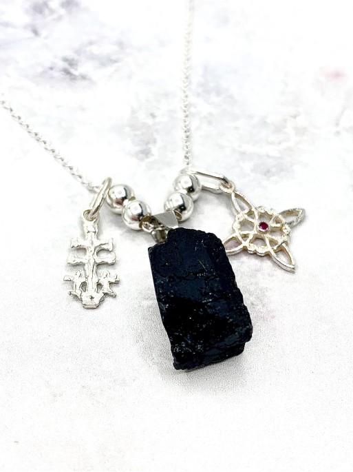 Collar triple protección de plata: Nudo de Bruja, Cruz de Caravaca y Turmalina negra