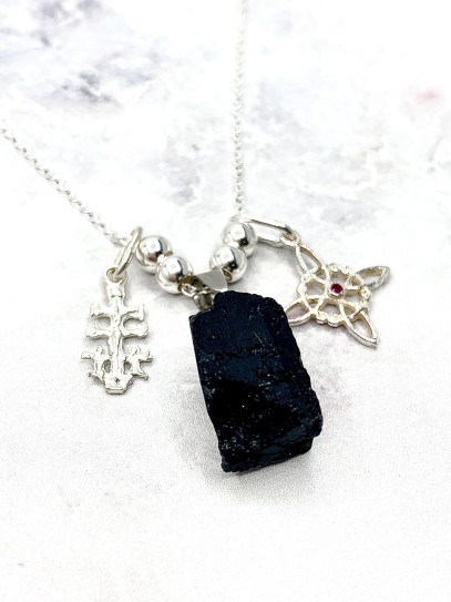 Collar triple protección de plata: Nudo de Bruja, Cruz de Caravaca y Turmalina negra