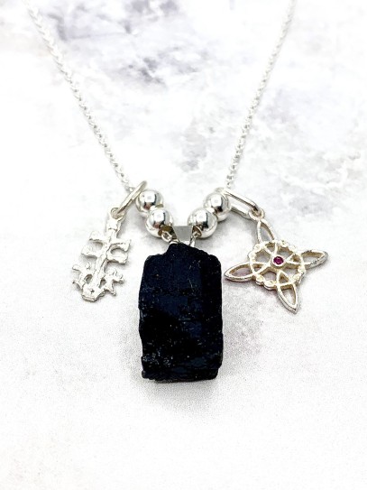 Collar triple protección de plata: Nudo de Bruja, Cruz de Caravaca y Turmalina negra