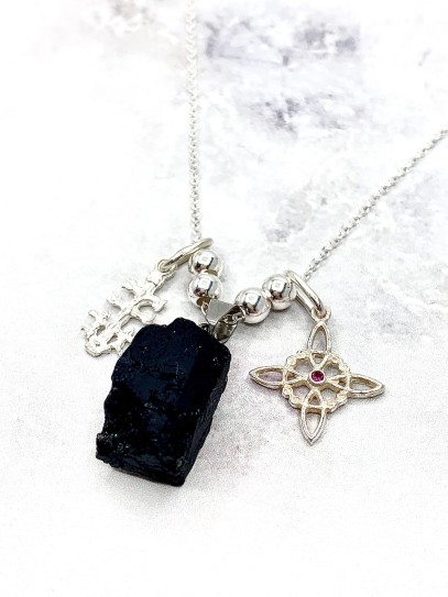 Collar triple protección de plata: Nudo de Bruja, Cruz de Caravaca y Turmalina negra