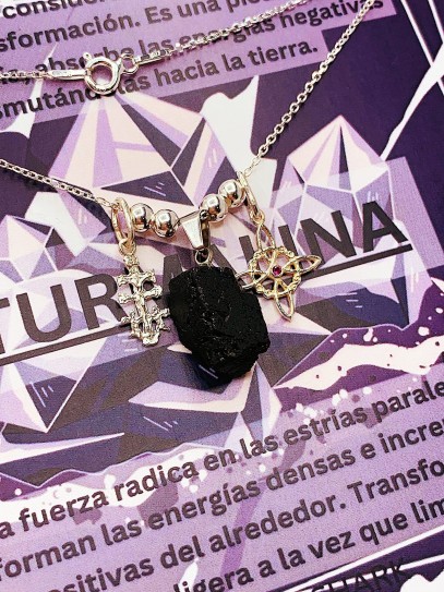 Collar triple protección de plata: Nudo de Bruja, Cruz de Caravaca y Turmalina negra