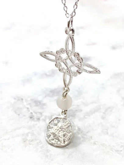 Collar triple protección de plata: Nudo de Bruja y Tetragramatón con Cuarzo blanco