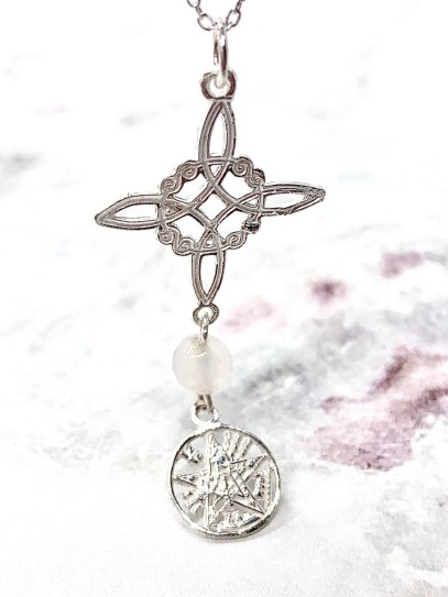 Collar triple protección de plata: Nudo de Bruja y Tetragramatón con Cuarzo blanco