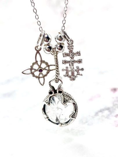 Collar triple protección de plata: Gotland Cuarzo transparente, Nudo de Bruja y Cruz de Caravaca