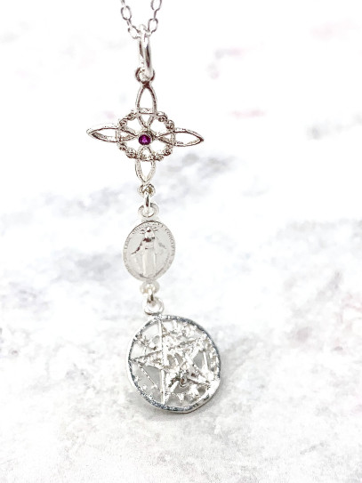 Collar triple protección: Nudo de Bruja, Medalla Virgen de la Milagrosa Rubí y Tetragramatón