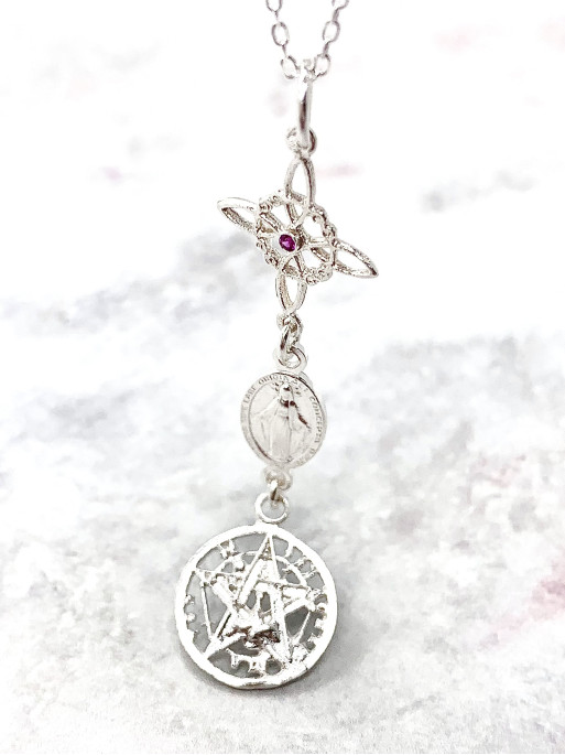 Collar triple protección: Nudo de Bruja, Medalla Virgen de la Milagrosa Rubí y Tetragramatón