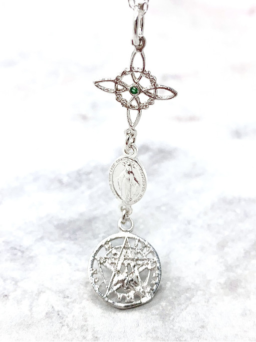 Collar triple protección: Nudo de Bruja, Medalla Virgen de la Milagrosa Esmeralda y Tetragramatón