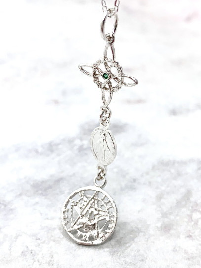 Collaret triple protecció: Nus de Bruixa, Medalla Verge de la Miraculosa de Maragda i Tetragramató